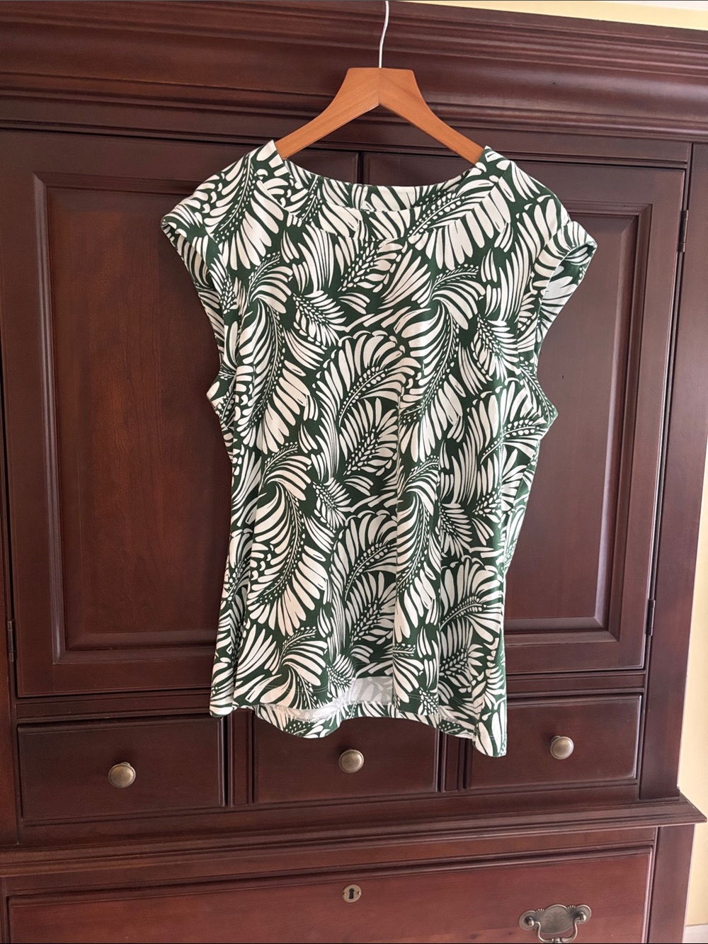 Chico's Green and White Leaf Print Cap Sleeve Top